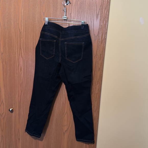 Beautiful NINE WEST pull on jeans - Picture 7 of 9